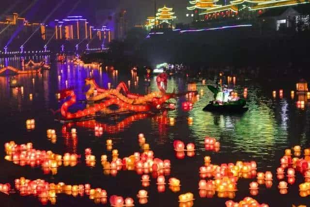民俗《七月十五，点一盏河灯祝天下平安》-高级原创解说词