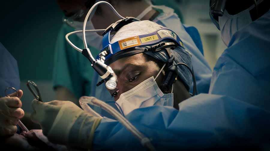 ¼ƬҽԵ Surgeons: At the Edge of Life-