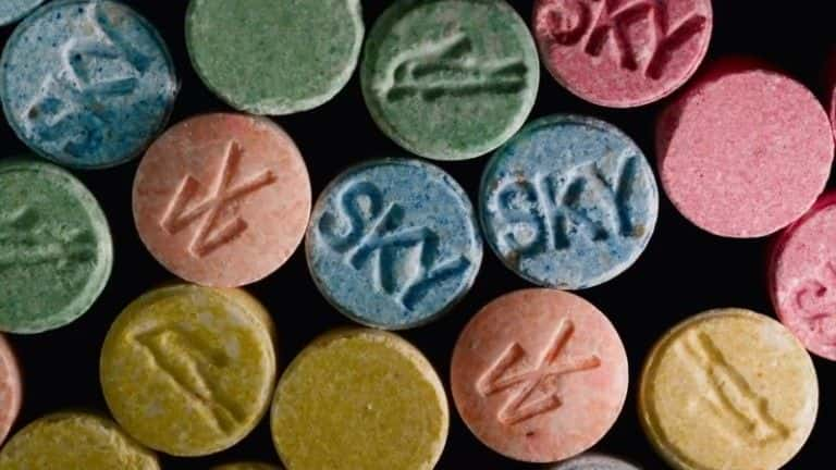 ¼Ƭ˿֮·ƷͰ Silk Road: Drugs, Death and the Dark Webȫ1-Ļ/Ļ