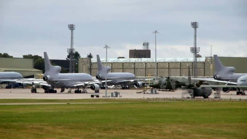 ¼ƬӢʼҿվȡŵڲ Inside RAF Brize NortonĻ/Ļ