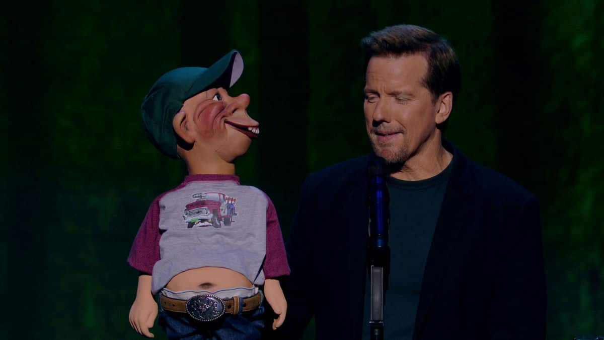 [2019][欧美][喜剧][WEB-1080P]杰夫·邓纳姆：我旁边那位[简繁英字幕].Jeff.Dunham.Beside.Himself.2019.1080p.NF.WEB-DL.DDP.5.1.H.26